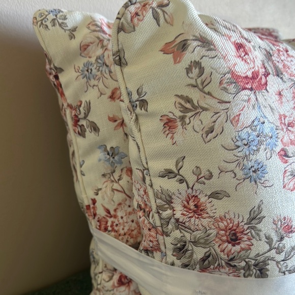 Lauren Ralph Lauren Floral Indoor Outdoor Pillows Ivory Red Green NEW! - Picture 8 of 13